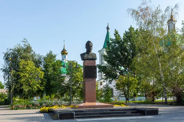 作家のブロンズバストM マイケル大天使の神殿を背景にしたショロホフ 記念碑の著者は彫刻家のA ノビコフと建築家のV クリモフだ 記念碑は1981年に設置された — ストック写真