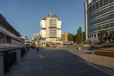 ROSTOV-ON-DON, RUSSIA - SEPTEMBER 7, 2021: Nehir gemileri ve Rostov-on-Don şehrinin setine inşa edilen eski otel.