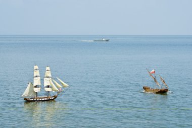 Taganrog 'daki Petrovskaya yat yarışı. İki yelkenli gemi modeli.