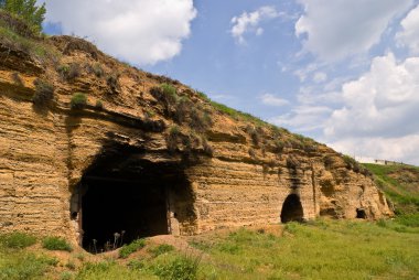 Mukhina vadisinin kayalık yamacında yükseldi.