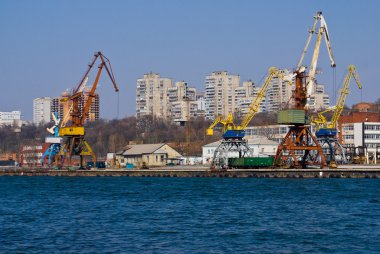 Rostov-on-Don 'un arka planına karşı port vinçleri