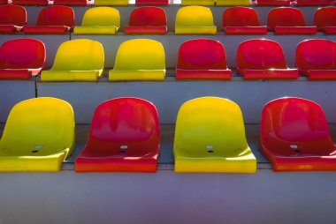 Stadyum tribününde plastik koltuklar