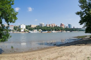 Don 'un sol kıyısından Rostov-on-Don' un setinin manzarası