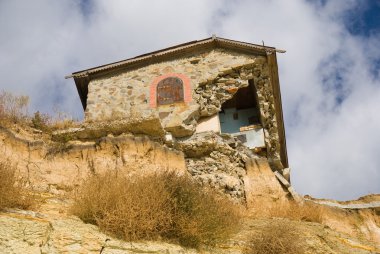Uçurumun kenarında yıkılan bir ev    