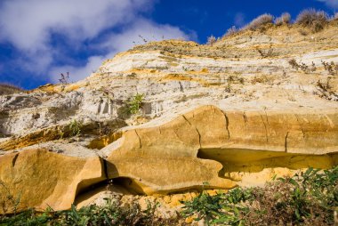 Uçurumda bir kum taşı bloğu