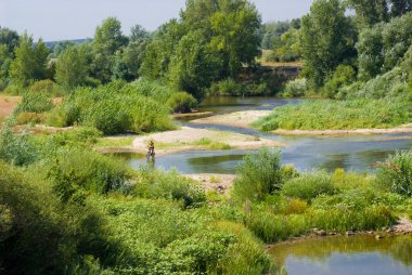 Nehirdeki kumlu adalar ve kanallar