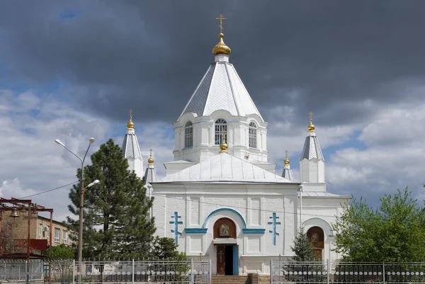 ベラヤKalitvaのVvedensky寺院雷雲の背景 — ストック写真