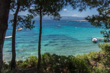 Sahil Zlatni Rat Plajı'na