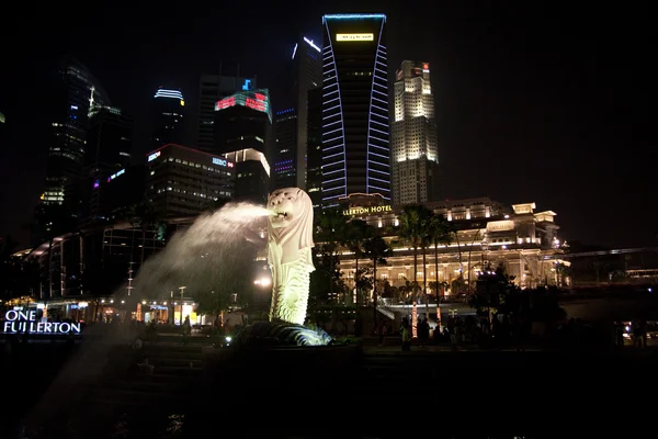 Singapore merlion vor skylline — Stockfoto