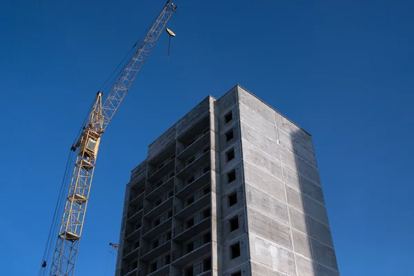 İnşaat vinci. mavi gökyüzü. Bina. Vinç. İnşaat işleri. House. siyah pencere. Stok.