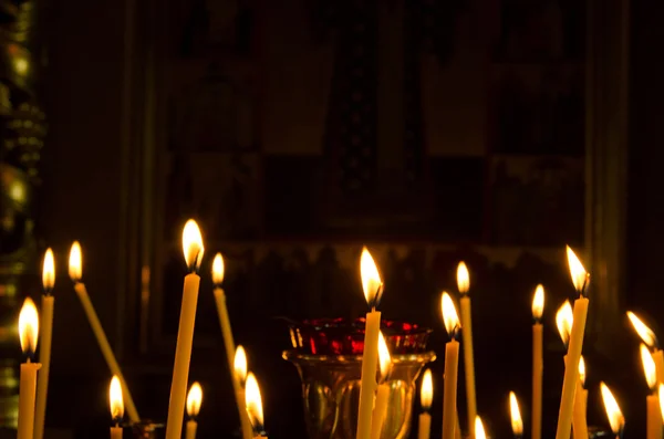 In chiesa. Ortodossia. Chiesa ortodossa. Cristianesimo. candele. candele della chiesa. candela accesa. icone. icona. religione . — Foto Stock