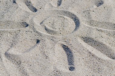 Güneş drawning kum üzerinde