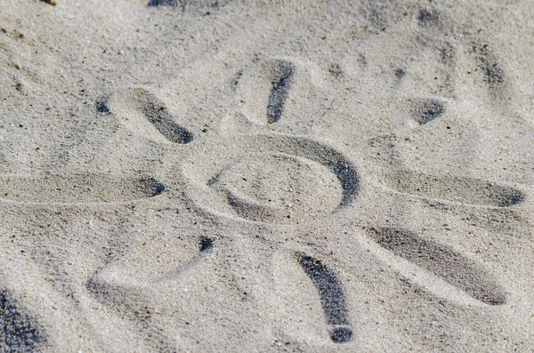 Güneş drawning kum üzerinde