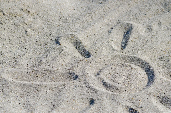 Güneş drawning kum üzerinde