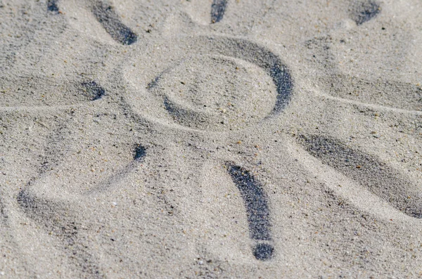 Güneş drawning kum üzerinde