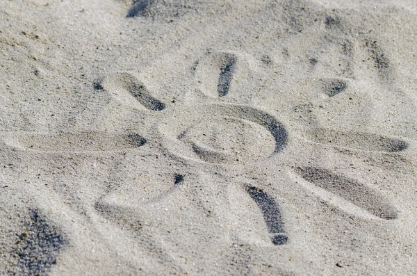 Güneş drawning kum üzerinde