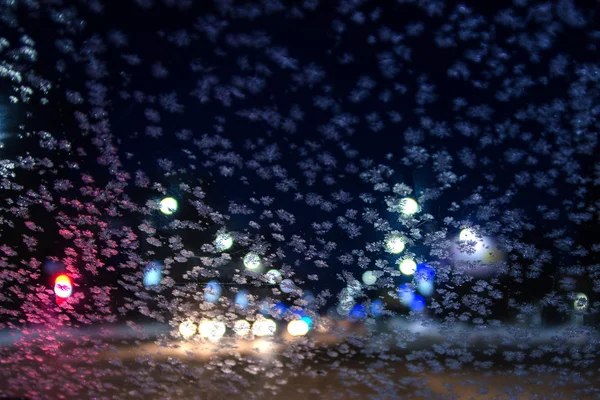 霜のパターン。冬。霜。ガラス。フロント ガラス。霜。マシンのライト。輝き。点灯します。ヘッドライト — ストック写真