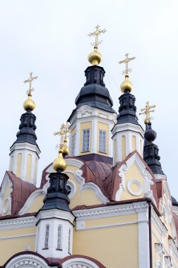 Ortodoks Kilisesi. kubbe. Altın kubbe. Kilisenin tepesine. haçlar. Aşağıdan görüntüleyin. Ortodoks. din. dini yapı