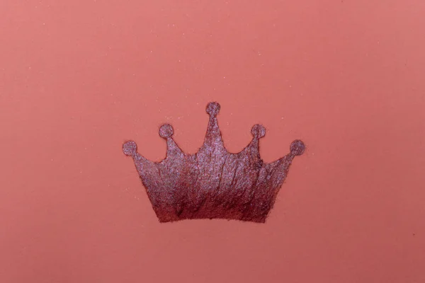 Pembe arka planda pembe bir taç çizmek.