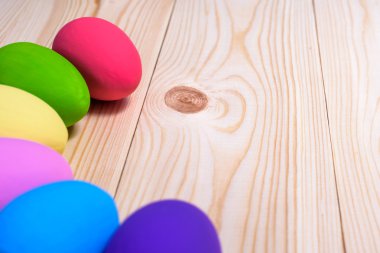 Ahşap arka planda paskalya yumurtaları