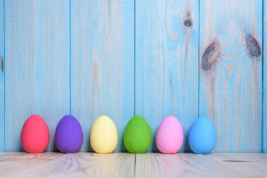 Paskalya yumurtaları ahşap mavi zemin üzerine