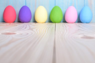 Ahşap arka planda paskalya yumurtaları