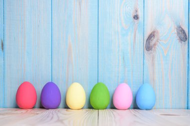 Paskalya yumurtaları ahşap mavi zemin üzerine