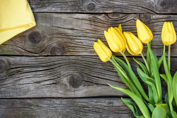 Friss sárga tulipán virág törülközőt a régi vintage fából készült asztal. Szemközti nézet másol hely. — Stock Fotó