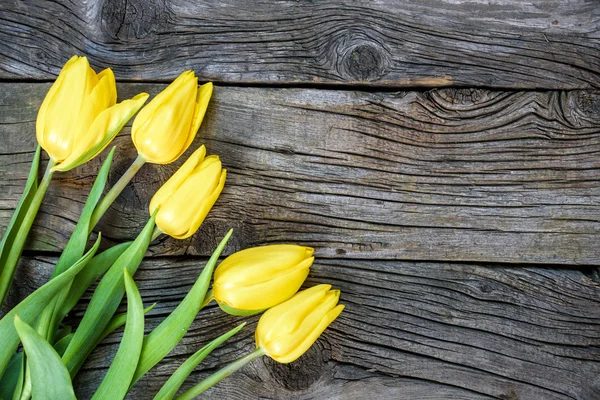 Fleurs de tulipes jaunes fraîches sur table en bois. Vue supérieure avec espace de copie . — Photo