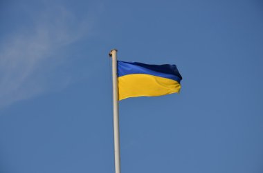 mavi bir gökyüzü ile Ukrayna bayrağı