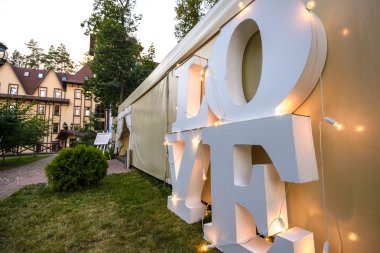 Büyük beyaz harfler aşk önce Restoran ışıklı