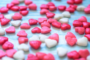 Sevgiliye arka plan grunge ahşap masa üzerinde kumaş Sevgililer kalp ile. Retro filtre