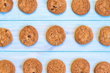 Bitmiş tanımlama bilgileri doğru fırın dışarı. Rustik açık mavi boyalı ahşap renkli üzerinde düz lay