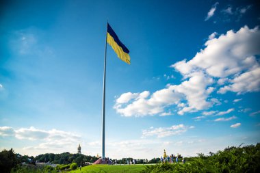 Kiev, Ukrayna 23 Ağustos 2020: Ünlü Anavatan Anıtı ve Ukrayna 'nın en büyük bayrağına sahip bayrak direği.