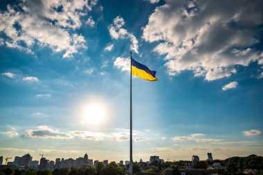 Kiev, Ukrayna 23 Ağustos 2020: Ukrayna bayrağı ülkenin en büyüğü.