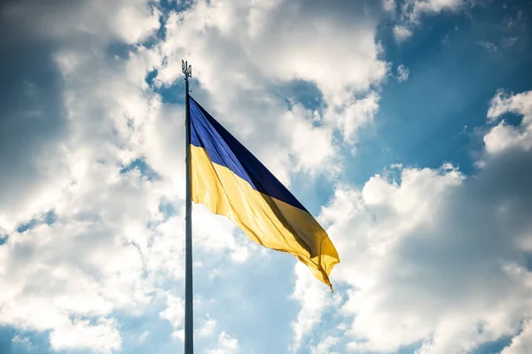 Ukraińska Niebiesko Żółta Flaga Tle Nieba — Zdjęcie stockowe
