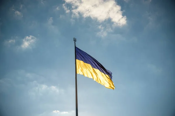 Украинский Синий Желтый Флаг Фоне Неба — стоковое фото