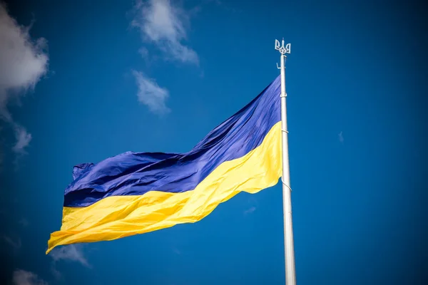 Bandeira Ucraniana Vento Contra Fundo Céu — Fotografia de Stock