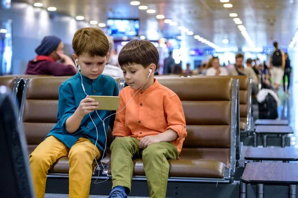 Двоє Маленьких Хлопчиків Які Сидять Залі Вильоту Аеропорту Задоволено Грали — стокове фото
