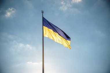 Gökyüzü zemininde Ukrayna mavi ve sarı bayrağı.