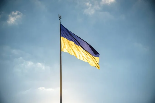 Украинский Синий Желтый Флаг Фоне Неба — стоковое фото