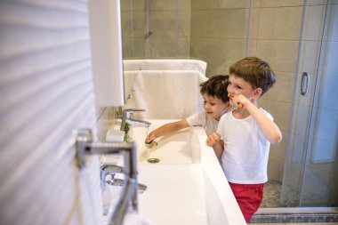 İki kardeş banyoda dişlerimi fırçaladı. Yeni bir günün başlangıcı..