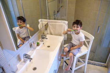 Dişlerini fırçalayan tatlı çocuk. Diş temizliği, diş bakımı. Harika erkek bebek yıkıyor..