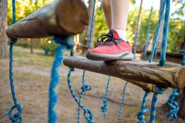 Knabenfußschuh Hautnah Abenteuerkletterhochseilpark Menschen Mit Berghelm Und Sicherheitsausrüstung Auf Kurs — Stockfoto