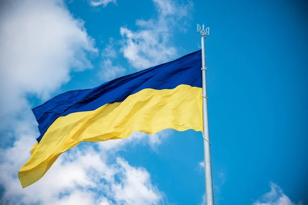 Украинский Флаг Ветру Фоне Неба — стоковое фото