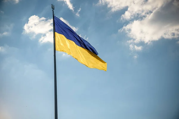 Украинский Флаг Вершине Холма Ясное Голубое Небо Облаками — стоковое фото
