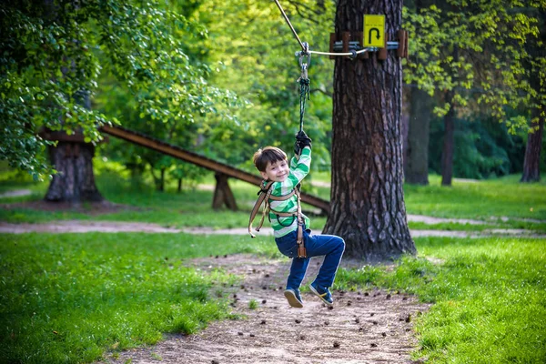 Glimlachende Jongen Rijdt Een Zip Line Gelukkig Kind Ziplijn Jongen — Stockfoto