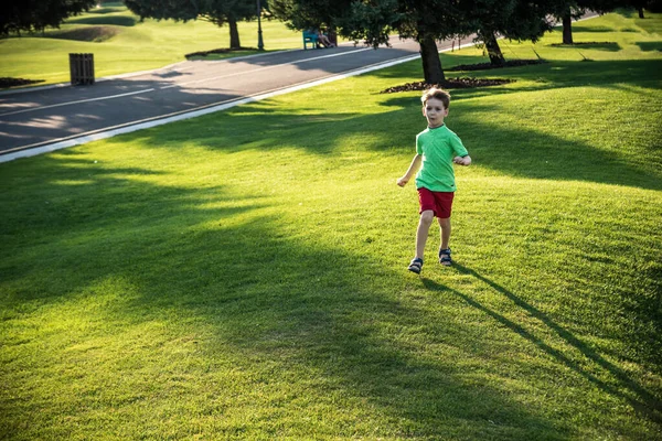 Niño Corriendo Hierba Campo Golf Enorme — Foto de Stock