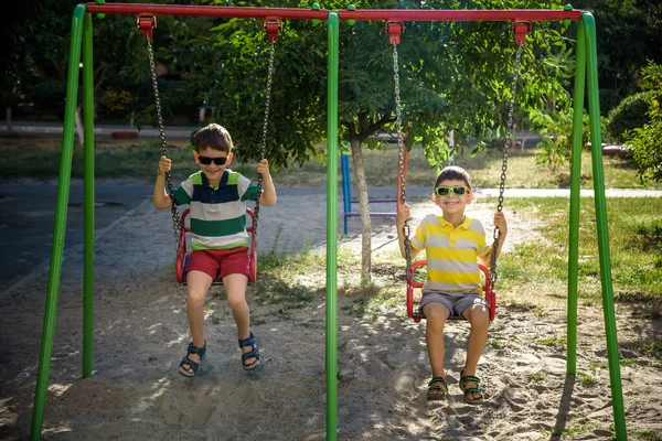 Dos Niños Pequeños Que Divierten Con Columpio Patio Aire Libre —  Fotos de Stock