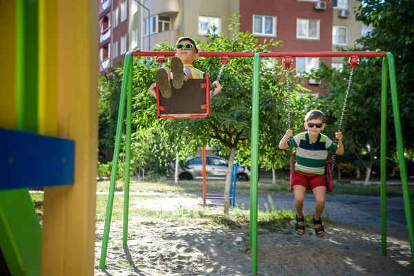 Dois Garotinhos Divertindo Com Balanço Playground Livre Crianças Melhores Amigos — Fotografia de Stock